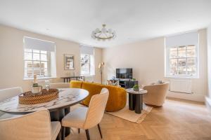 バースにあるStylish 3Bedroom Flat in Bath City Centerのテーブルと椅子のあるリビングルーム