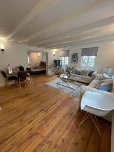 een woonkamer met een bank en een tafel bij Haus Mees Appartements in Wuppertal