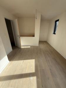 Habitación vacía con suelo de madera y paredes blancas. en Casa Blanc - Coastal Triplex, en Blankenberge 3 fotos más