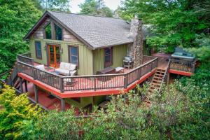 ein winziges Haus mit einer Terrasse und einem Grill in der Unterkunft Bigfoot Bungalow in Blowing Rock