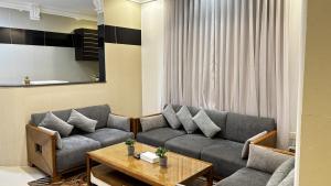 a living room with a couch and a table at رفا للشقق المخدومة-اقتصادي in Riyadh