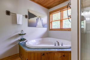baño con bañera blanca y ventana en Country Life, en Vilas 36 fotos más