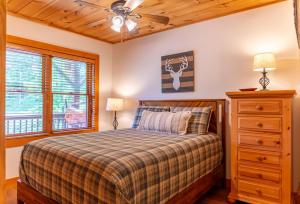 a bedroom with a bed and a ceiling fan at MountainTime in Vilas
