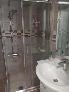 Ένα μπάνιο στο Alexander's Apartment