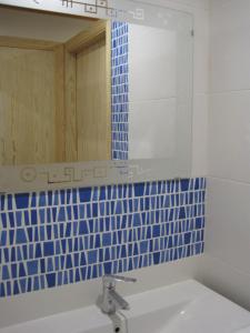 baño con espejo y lavabo en Habitación independiente en Casa Rural Javier, en Valmuel