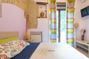 En eller flere senge i et værelse på Alla Corte del Re Dimora Storica + 69 billeder