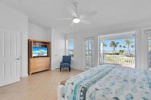 une chambre avec un lit et une vue sur l'océan dans l'établissement Waterfront luxury Villa 14 with spectacular sunset views and boat slip townhouse, à Marathon