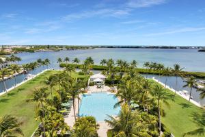 une vue aérienne d'un complexe avec piscine et palmiers dans l'établissement Waterfront luxury Villa 14 with spectacular sunset views and boat slip townhouse, à Marathon 52 autres photos