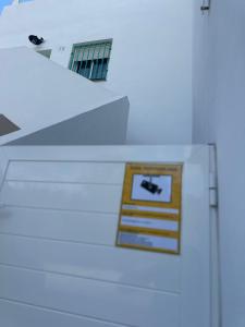 un cartel en el costado de un edificio con un letrero en Casa MEDUSA, en San José