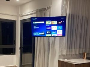 a flat screen tv hanging on a wall in a room at Penthouse Navela 405 by Cercana in Telchac Puerto