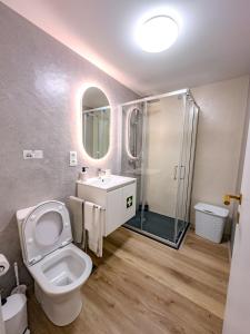 Et badeværelse på Black Sand Cozy Apartment + 23 billeder