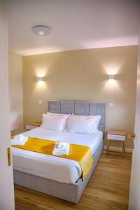 En eller flere senge i et værelse på Black Sand Cozy Apartment