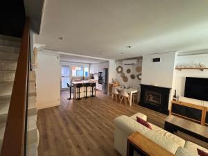 Televiisor ja/või meelelahutuskeskus majutusasutuses Adosado cerca de la playa y montaña, relax