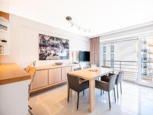 a kitchen and dining room with a table and chairs at Guernsey tweede in Sint-Idesbald