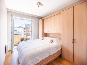 a bedroom with a bed with two stuffed animals on it at Guernsey tweede in Sint-Idesbald