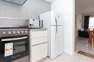 a kitchen with a refrigerator and a microwave at Departamento a estrenar centro-sur Santa Fe - Urquiza II in Santa Fe