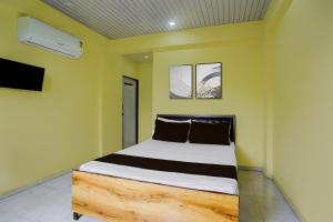 Ένα ή περισσότερα κρεβάτια σε δωμάτιο στο Hotel O Bhiwandi Road Railway Station Formerly Shivneri