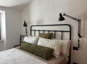 トレヴィニャーノ・ロマーノにあるLa casa di Rinaのベッドルーム1室(枕、照明2つ付)