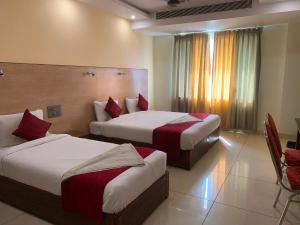 Postel nebo postele na pokoji v ubytování Hotel O Krishna Riverview Formerly Sikara