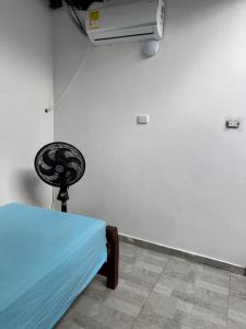 Cette chambre dispose d'un lit et de la climatisation. dans l'établissement Casa Campestre DONDE MAMI ENA, à Galapa