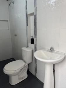une salle de bain blanche avec toilettes et lavabo dans l'établissement Casa Campestre DONDE MAMI ENA, à Galapa 26 autres photos