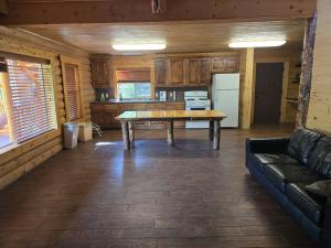 Η κουζίνα ή μικρή κουζίνα στο Camp Jackson Refuge all 6 sites - excludes host cabin