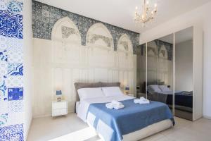 Un dormitorio con una cama con dos toallas encima. en Relais Luxury Retreat - Seafront Apartments, en Salerno