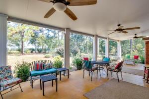 porche acristalado con mesa, sillas y ventilador de techo en Screened Porch Peaceful Country Escape in Ashford, en Dothan