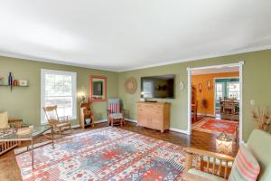 Una sala de estar con paredes verdes y una alfombra grande. en Screened Porch Peaceful Country Escape in Ashford, en Dothan