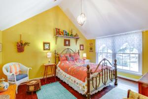 Un dormitorio con una cama en una habitación con paredes amarillas. en Screened Porch Peaceful Country Escape in Ashford, en Dothan