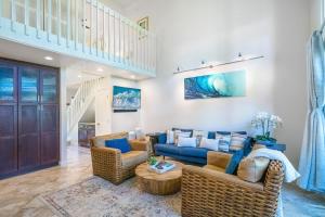 プリンスビルにあるPuamana 6Bの青いソファと椅子のあるリビングルーム