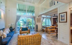 プリンスビルにあるPuamana 6Bの青いソファと椅子のあるリビングルーム