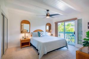 プリンスビルにあるPuamana 6Bのベッドと窓のある寝室 +28枚の写真