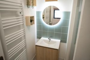 a bathroom with a sink and a mirror at Terrasse, Nature Fontainebleau in Fontaine-le-Port +10 photos