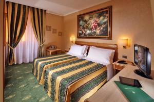 TV a/nebo společenská místnost v ubytování Colonna Hotel