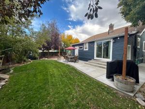 a backyard of a house with a lawn at Blueberry bungalow near DeerValley sleeps5 pets in Heber City