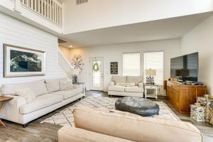 Una sala de estar con dos sofás y un televisor. en Sleek Getaway on Lake Wawasee with Private Dock!, en North Webster