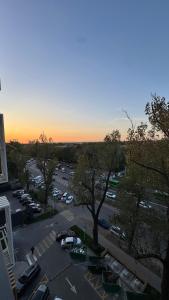 ein Parkplatz mit Autos auf einem Parkplatz in der Unterkunft DeLuXe CLASS HOME in Almaty