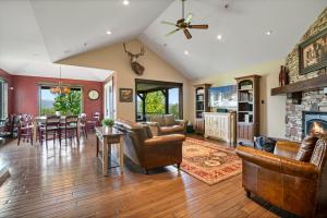 Una sala de estar llena de muebles y una chimenea. en Sage haven lux lodge sleeps 24 firepit 7br5.5ba, en Center Creek