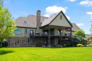 una casa con un gran patio con césped verde en Sage haven lux lodge sleeps 24 firepit 7br5.5ba, en Center Creek
