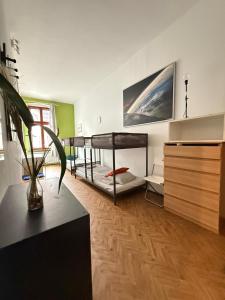 カトヴィツェにあるKatowice Centrum Roomsの部屋に二段ベッドが2つあるリビングルーム +26枚の写真
