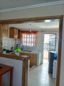 una cocina con fregadero y encimera en Shukrey palace 4, en Naivasha