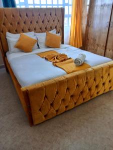 Una cama grande con un cabecero de mechones marrones en Shukrey palace 4, en Naivasha