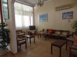 TV a/nebo společenská místnost v ubytování Hotel Inomaos
