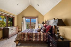 a bedroom with a bed and a desk and a window at Cowboy Lake Lodge close to Chico, private pond in Pray