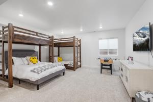 a bedroom with two bunk beds and a desk at Ski area close 5br 5.5ba resort views sleeps 15 in Silver Creek Junction +58 photos