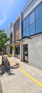 a bike parked in front of a building at Apartamento por temporada em Macapá - Edifício Fernando Dias in Macapá