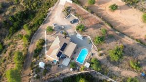 an overhead view of a house with a swimming pool at Chalet en la naturaleza in Macastre