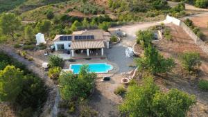 an aerial view of a house with a swimming pool at Chalet en la naturaleza in Macastre