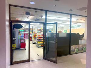 Addison HeightsにあるArlington Stay with Easy Metro and Business Accessの店内のガラス戸付き店頭 +20枚の写真